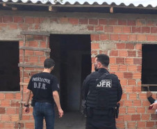 Policiais civis cumprindo mandados de busca e apreensão 