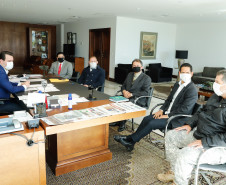Participantes sentados, em reunião