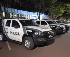 Diversas viaturas estacionadas, antes de saída para operação