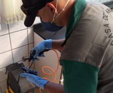 Policial civil efetuando manutenção de arma