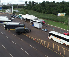 Imagem aérea de rodovia, mostrando vários ônibus e estandes