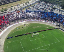 Imagem aérea de partida de futebol em estádio