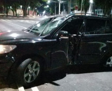 Veículo avariado e atravessado na rua