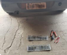 Veículo furtado, duas placas e ferramentas no chão