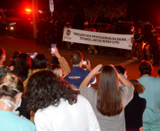 Profissionais da saúde recebendo homenagem da PCPR