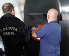 Tabletes de droga sendo jogadas no incinerador