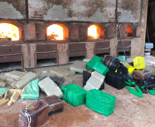 Diversas embalagens com droga no chão, em frente aos incineradores