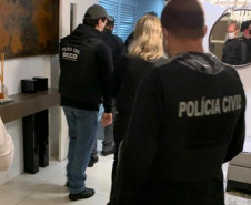 Policiais civis cumprindo mandados