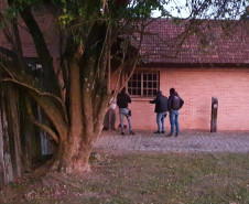 Policiais em frente ao local