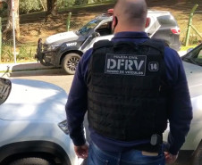 Policial da polícia civil observa veículo furtado