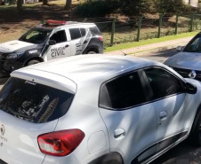 Veículo furtado, proximo a viatura da polícia civil