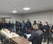 Policiais reunidos antes de saída para cumprimento de operação