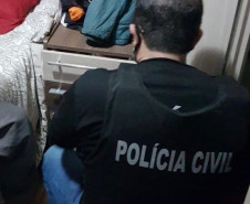 Policial civil cumprindo as buscas 