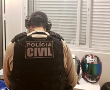 Policial civil cumprindo mandados 