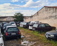 Veículos no terreno da PCPR