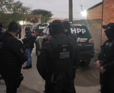 Policiais civis cumprindo mandado 