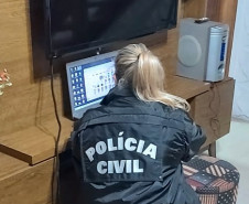 Policial civil analisa notebook na residência