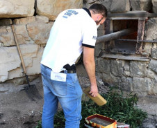 Policial civil colocando as drogas no incinerador