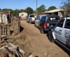 Viaturas da polícia civil chegando no local para distribuição