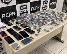 Droga e produtos apreendidos, sobre uma mesa