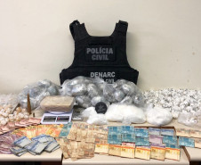 Dinheiro e droga apreendidos, sobre uma mesa