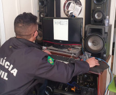Policial civil verifica arquivos em computador