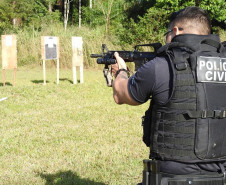 Policial civil apontando fuzil para alvo
