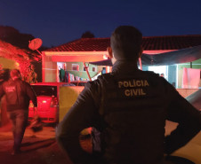 Policiais civis em frente ao local