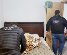 Policiais civis revistando o local