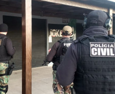 Varios policiais em frente ao estabelecimento