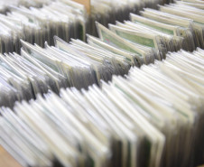 Centenas de documentos de RG enfileirados em caixas