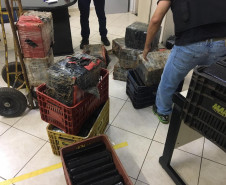 Policial organizando caixas com a droga