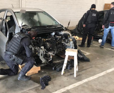 Policiais civis averiguando veículos