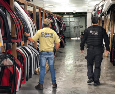 Policiais civis averiguando peças de veículos