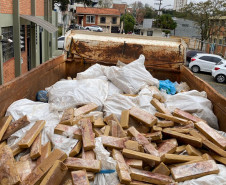 Caminhão carregado com tabletes de droga