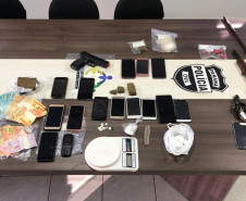 Diversos materiais apreendidos, sobre uma mesa