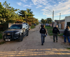 Policiais civis aparecem em rua cumprindo mandados de busca e apreensão