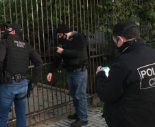 Policiais civis cumprindo buscas