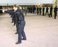 Servidores aparecem em curso de armamento e tiro em Cascavel