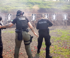 Policiais civis em treinamento de tiro