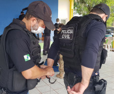 Policiais civis em treinamento de algemamento