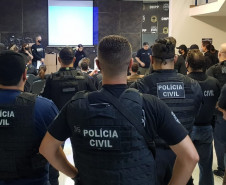 Diversos policiais civis reunidos recebendo instruções para cumprir a operação