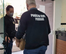 Policiais civis recolhendo material