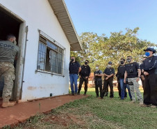 Policiais civis em pé, recebendo instruções para invasão