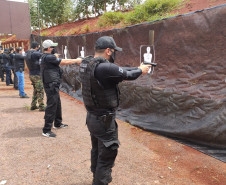 Policiais civis apontando armas para alvos de papel