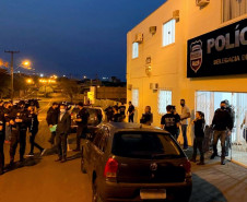 Diversos policiais civis saindo da delegacia para cumprir operação