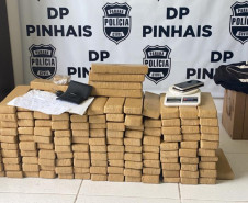 Dezenas de tabletes de droga, empilhados no chão.