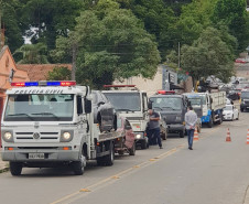 Fila de caminhões removendo veículos