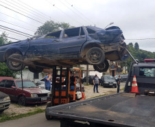 Veículo sendo colocado em caminhão