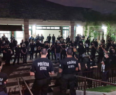 Dezenas de policiais recebendo instruções para cumprir operação